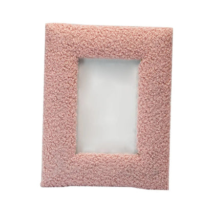 Cadre Photo Décoratif 🖼️ | Bois &amp; Peluche – Style Minimaliste – Poser ou Accrocher – 3 Coloris